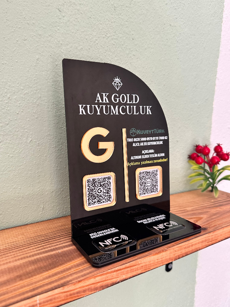 Çift QR & NFC Özellikli PleksiGlass Stant Yelken Tasarımlı