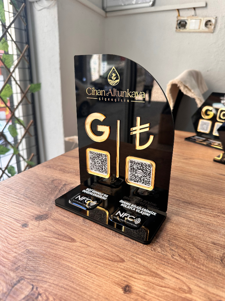 Çift QR & NFC Özellikli PleksiGlass Stant Yelken Tasarımlı