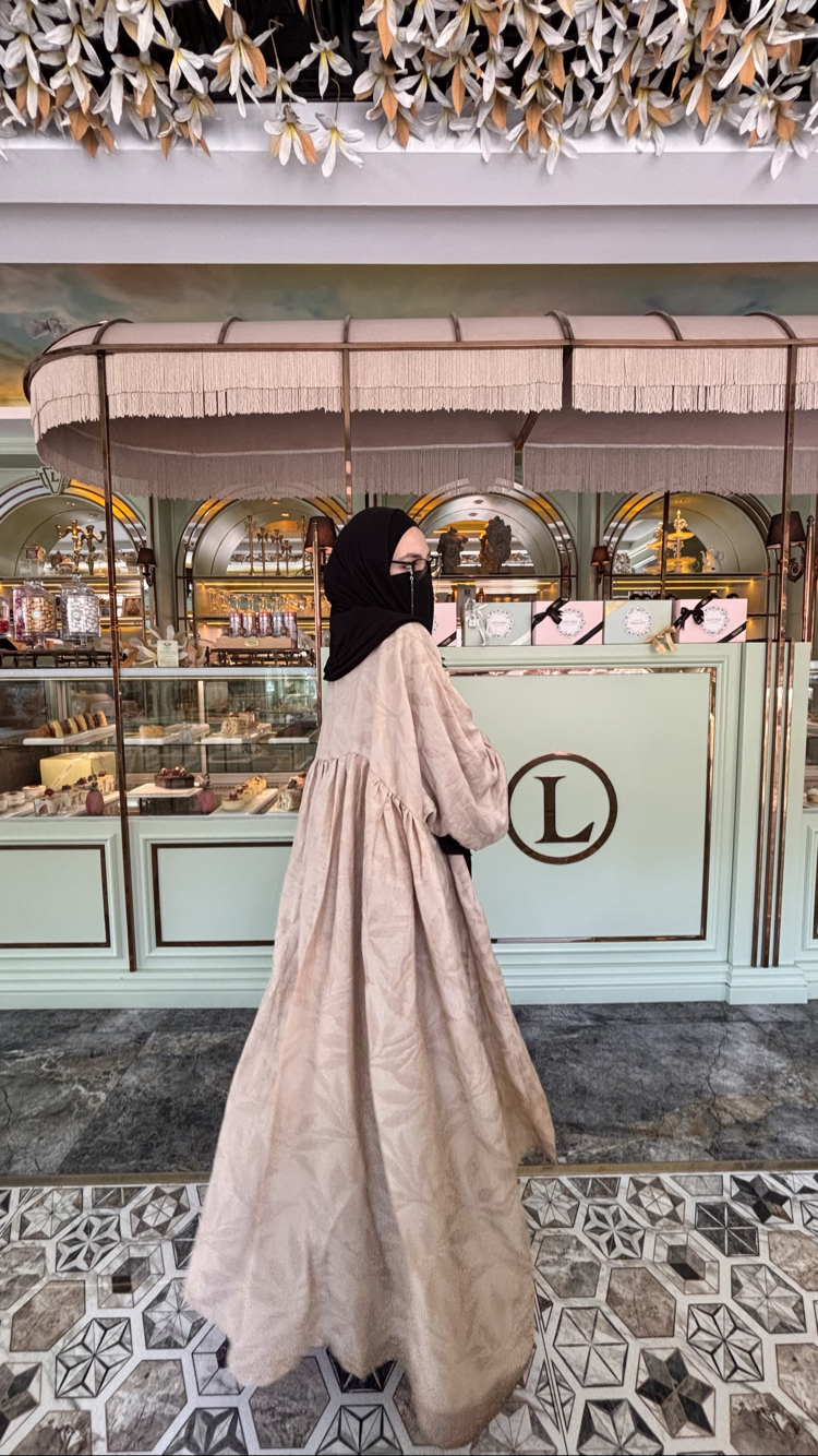 Broken abaya 