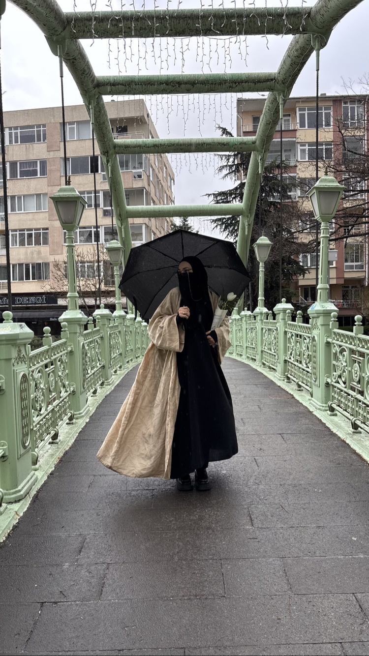 Broken abaya 