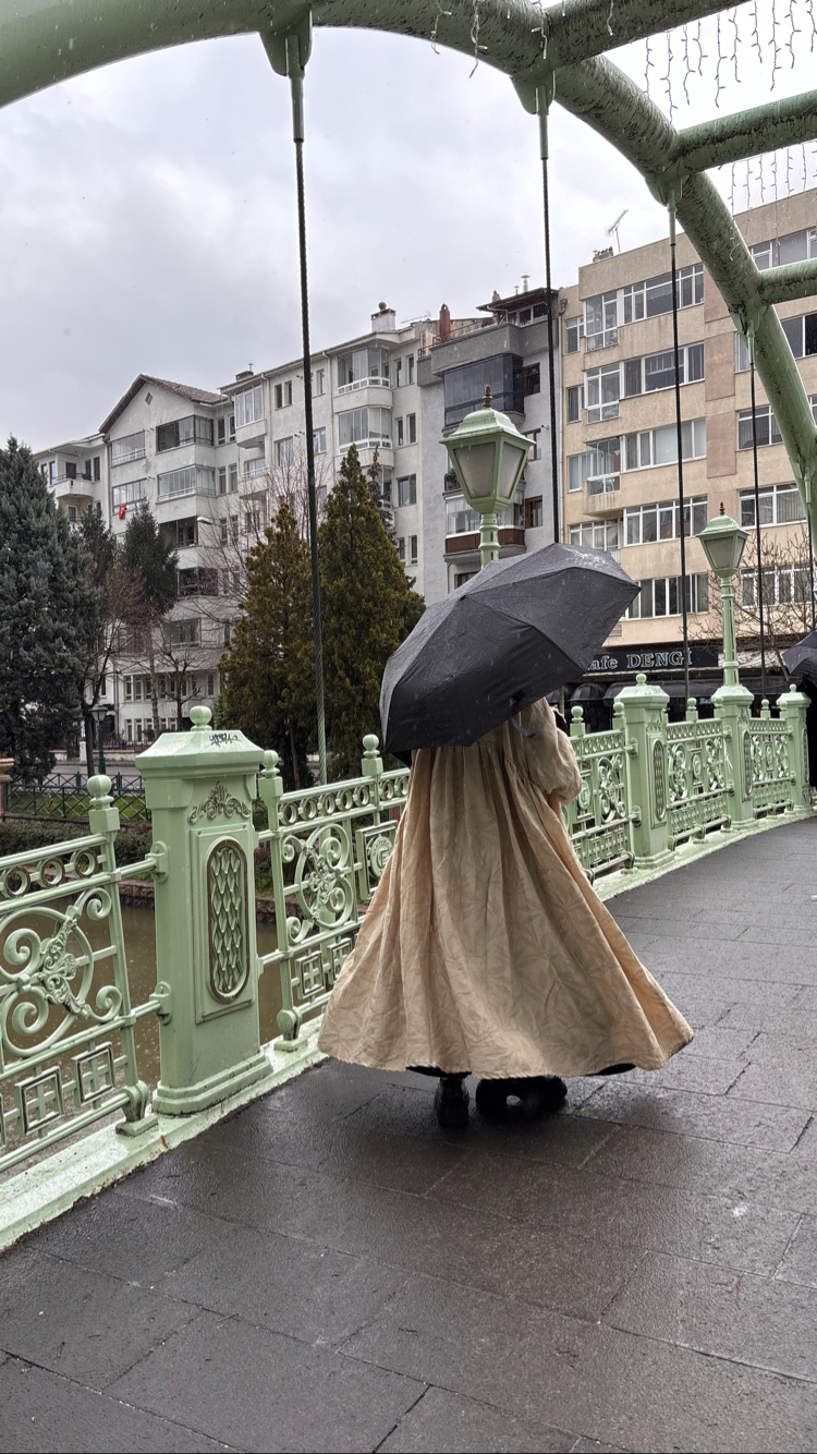 Broken abaya 