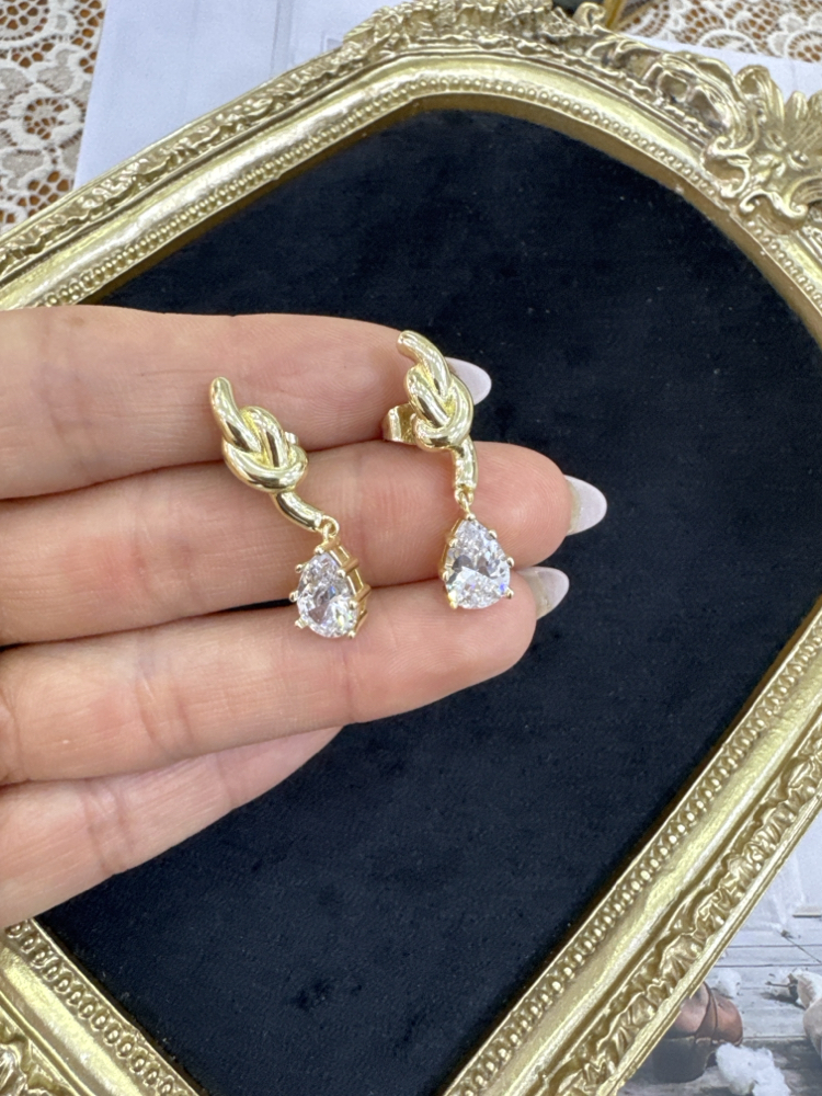 Taşlı sallantılı küpe