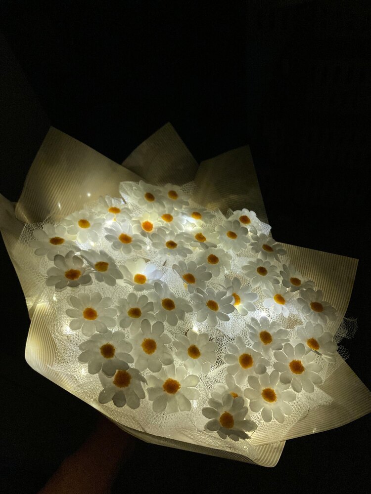 Işıklı yapay papatya buketi