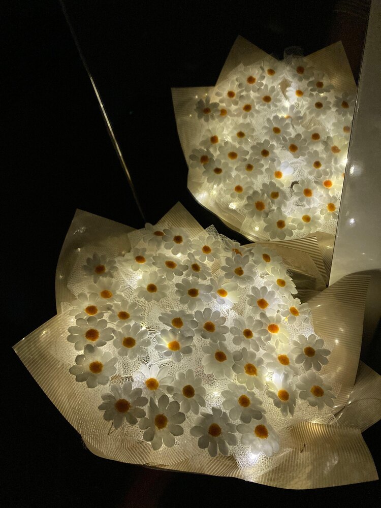 Işıklı yapay papatya buketi