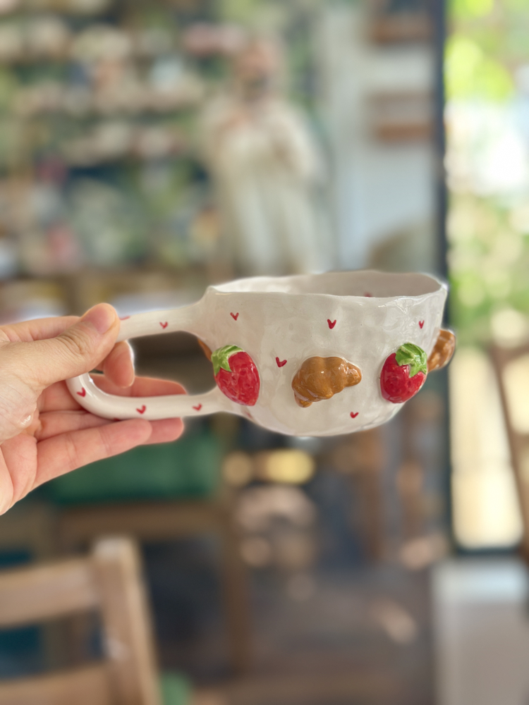 Romantik Tasarım Seramik Kupa – Çilek ve Kruvasan Figürlü