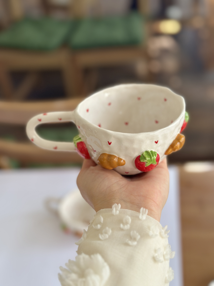 Romantik Tasarım Seramik Kupa – Çilek ve Kruvasan Figürlü