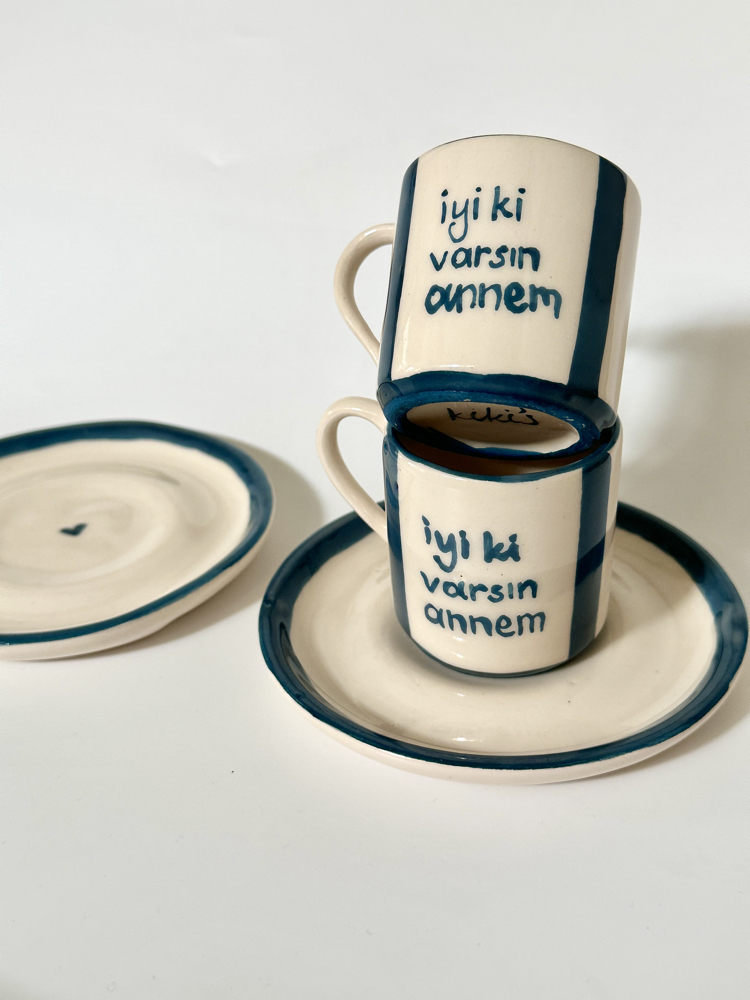 İyi ki Varsın Annem El Yapımı Seramik Fincan ve Tabak Seti