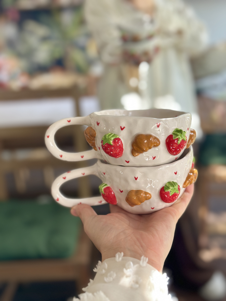 Romantik Tasarım Seramik Kupa – Çilek ve Kruvasan Figürlü