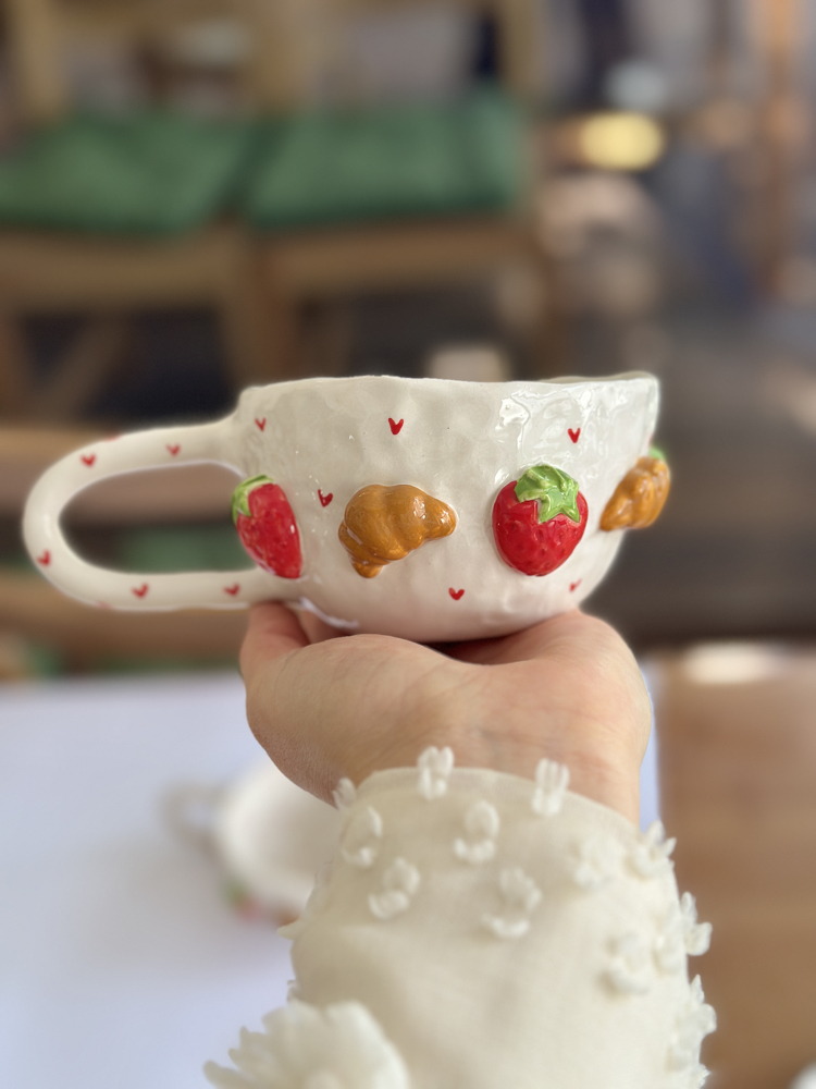 Romantik Tasarım Seramik Kupa – Çilek ve Kruvasan Figürlü