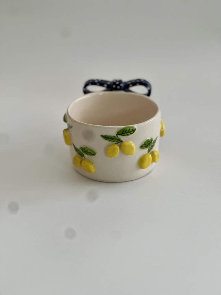 Limonlu Romantik Seramik Kupa – Kurdele Kulplu 