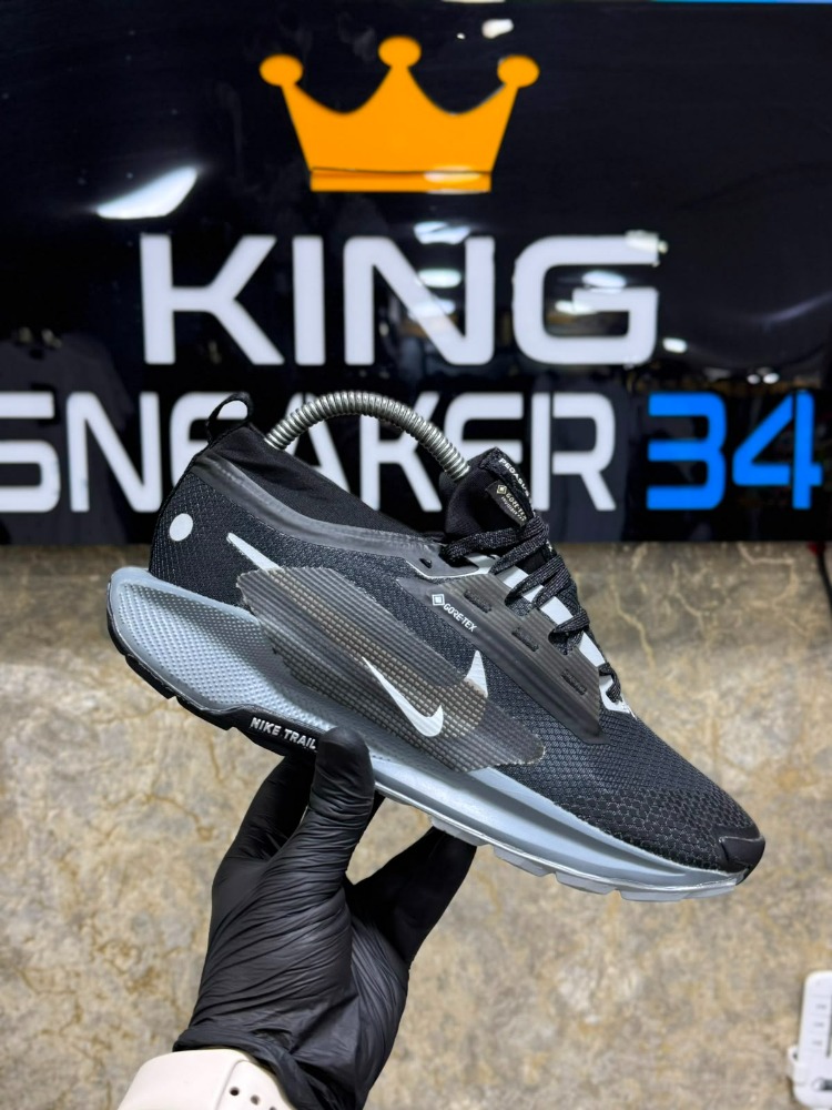 Nike Trail Black White