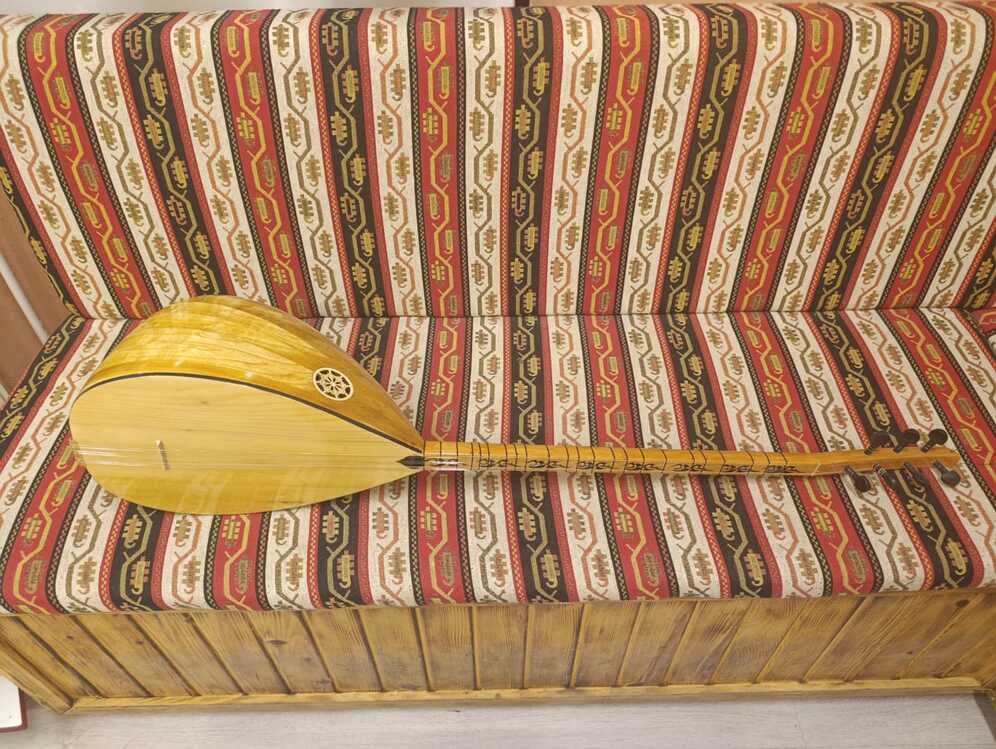Ara Kalite/Başlangıç Yaprak Dut İşlemeli Klavye Bağlama