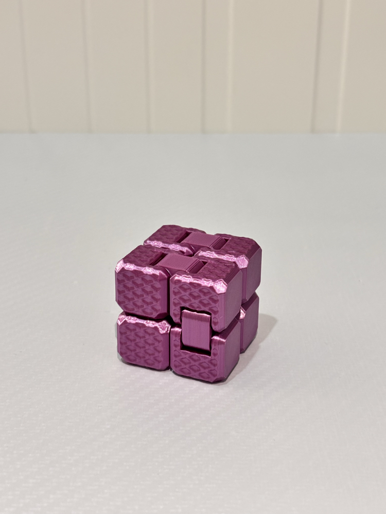 Sonsuz küp parlak magenta renk