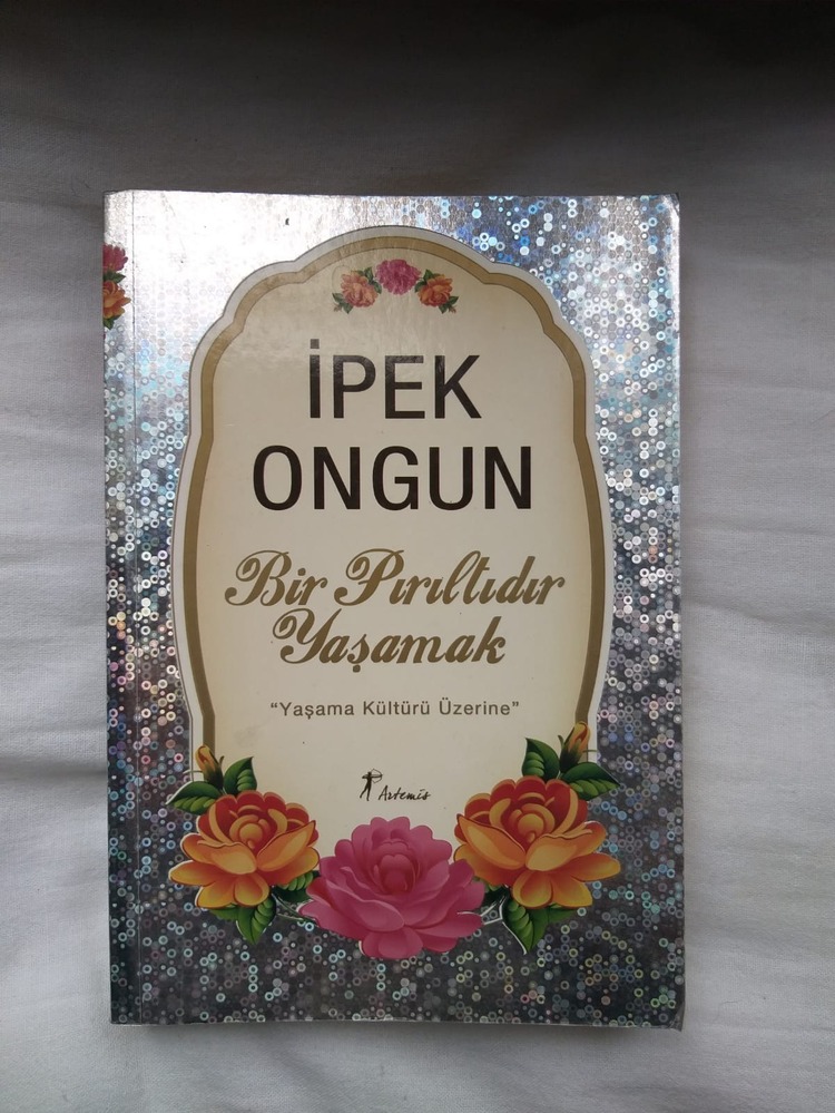 Bir Pırıltıdır Yaşamak Yaşama Kültürü Üzerine - İpek Ongun