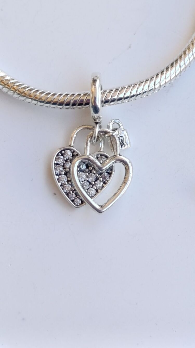 Taşlı kalpli Sallantılı charm