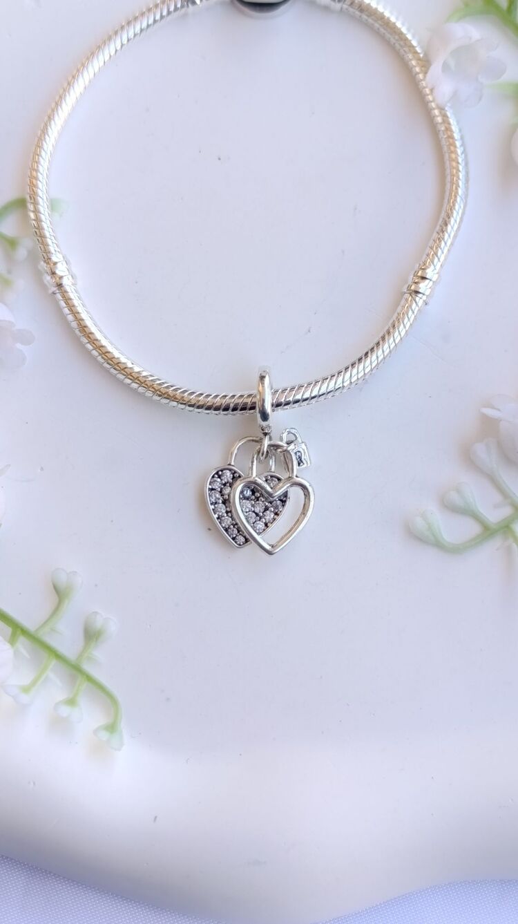 Taşlı kalpli Sallantılı charm