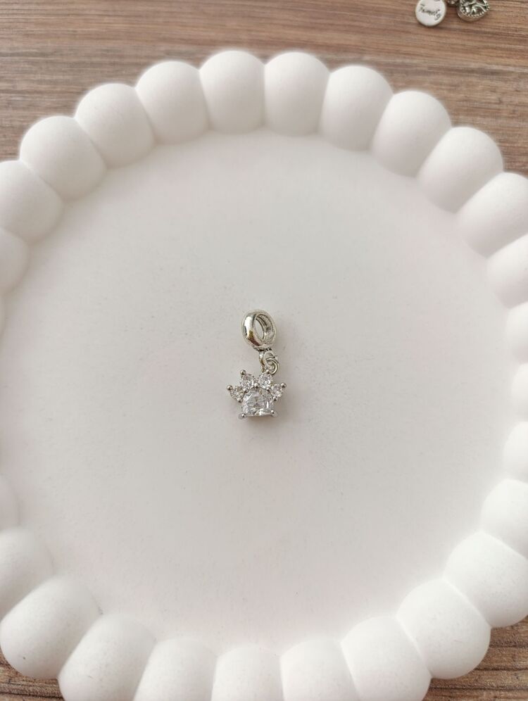 Beyaz taşlı pati charm