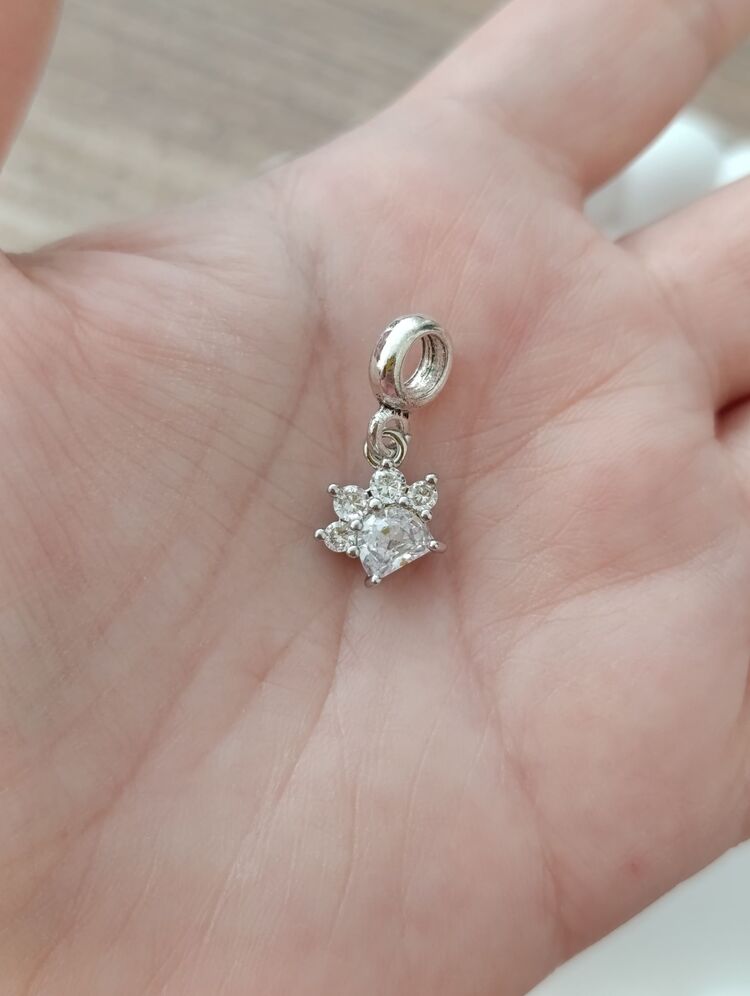 Beyaz taşlı pati charm