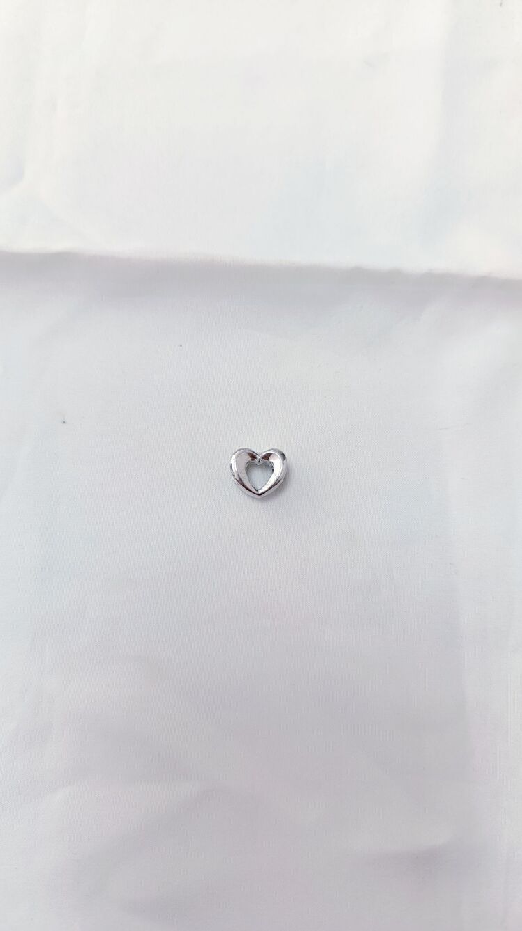 İçi boş Kalpli Charm