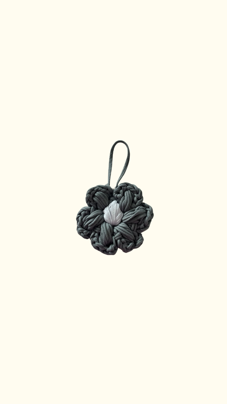 Daisy Charm / Shadow Mint