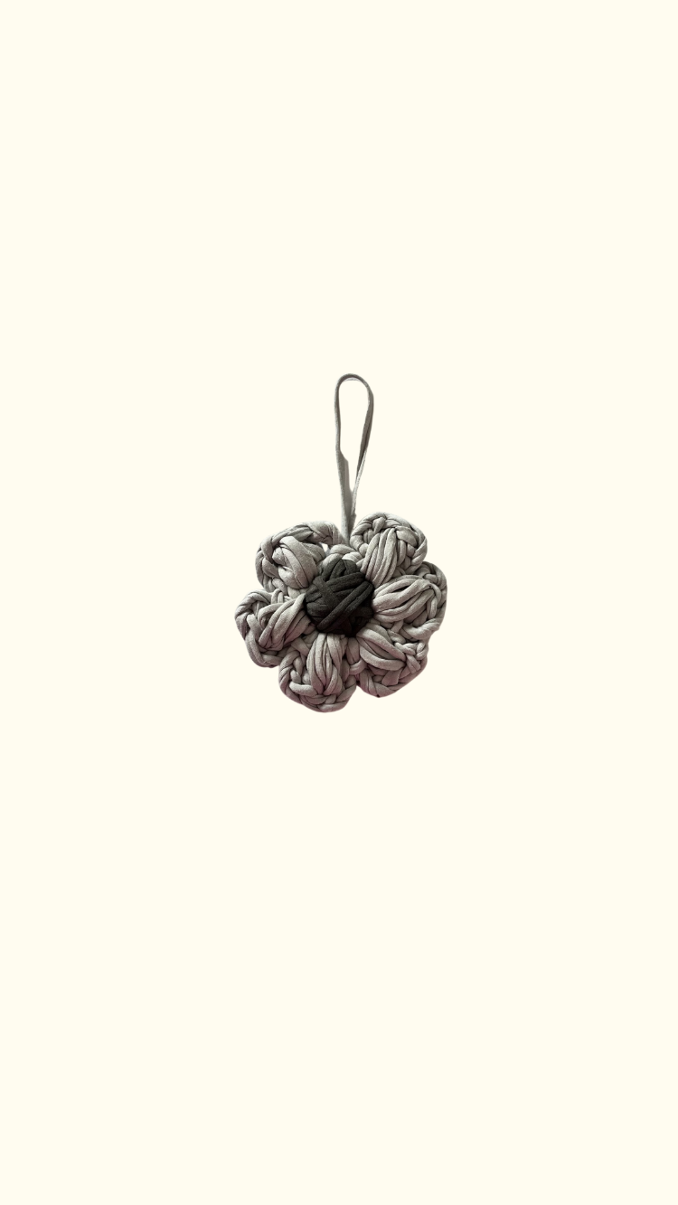 Daisy Charm / Smoky Pearl
