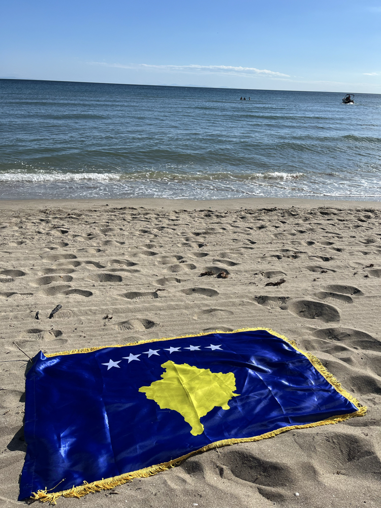 Püsküllü Kosova Bayrağı