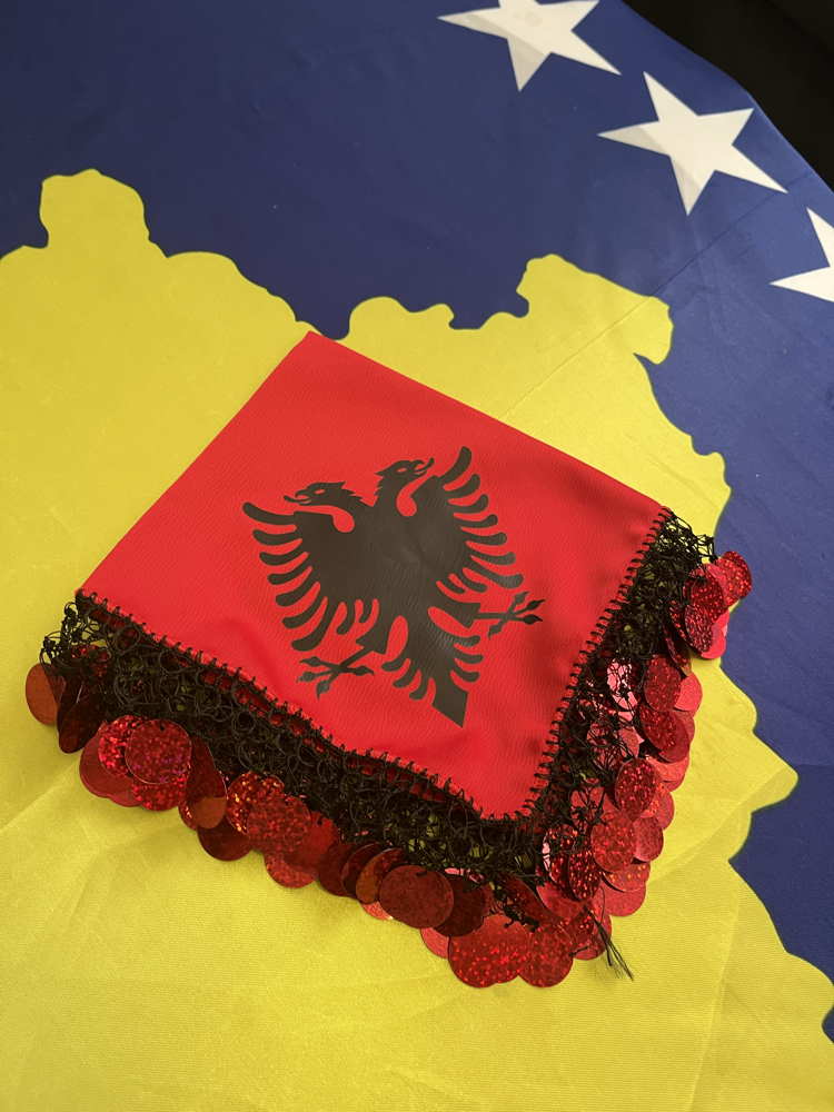 Arnavut Kırmızı Püsküllü Mendil
