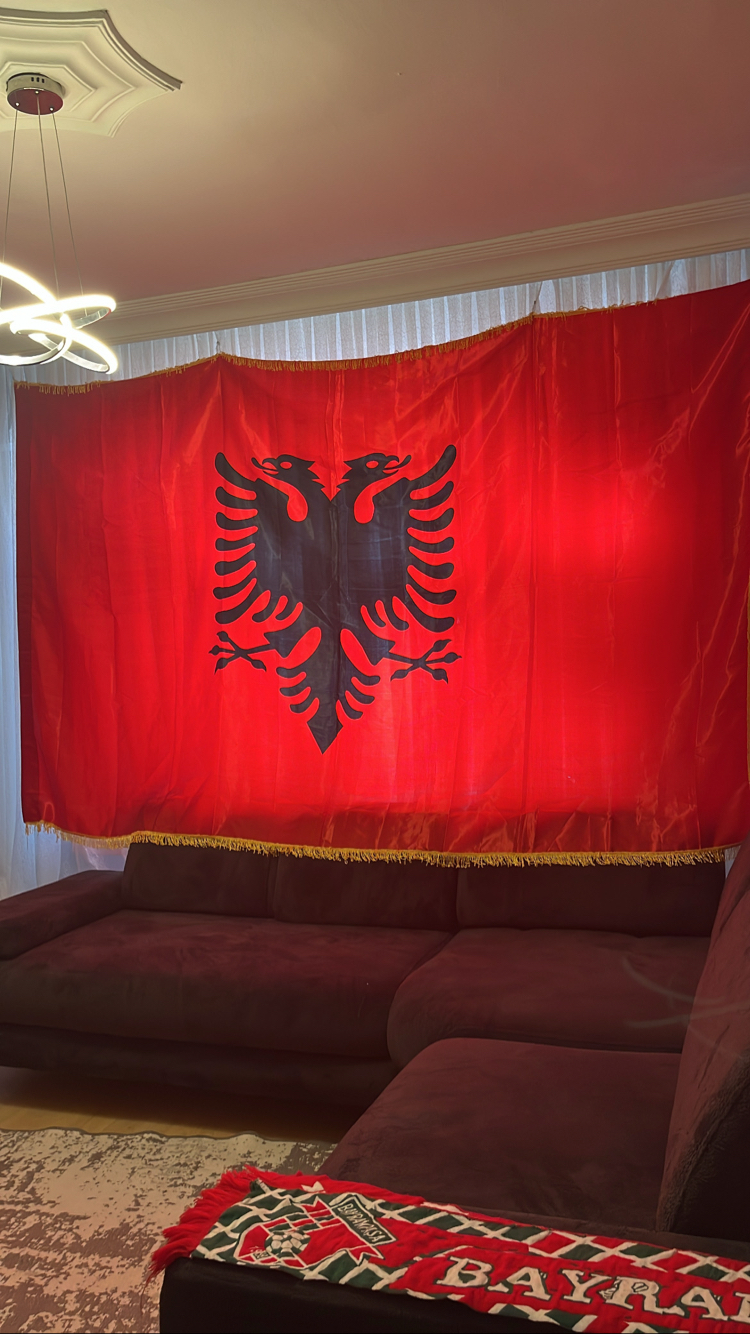 Büyük Arnavutluk Bayrağı