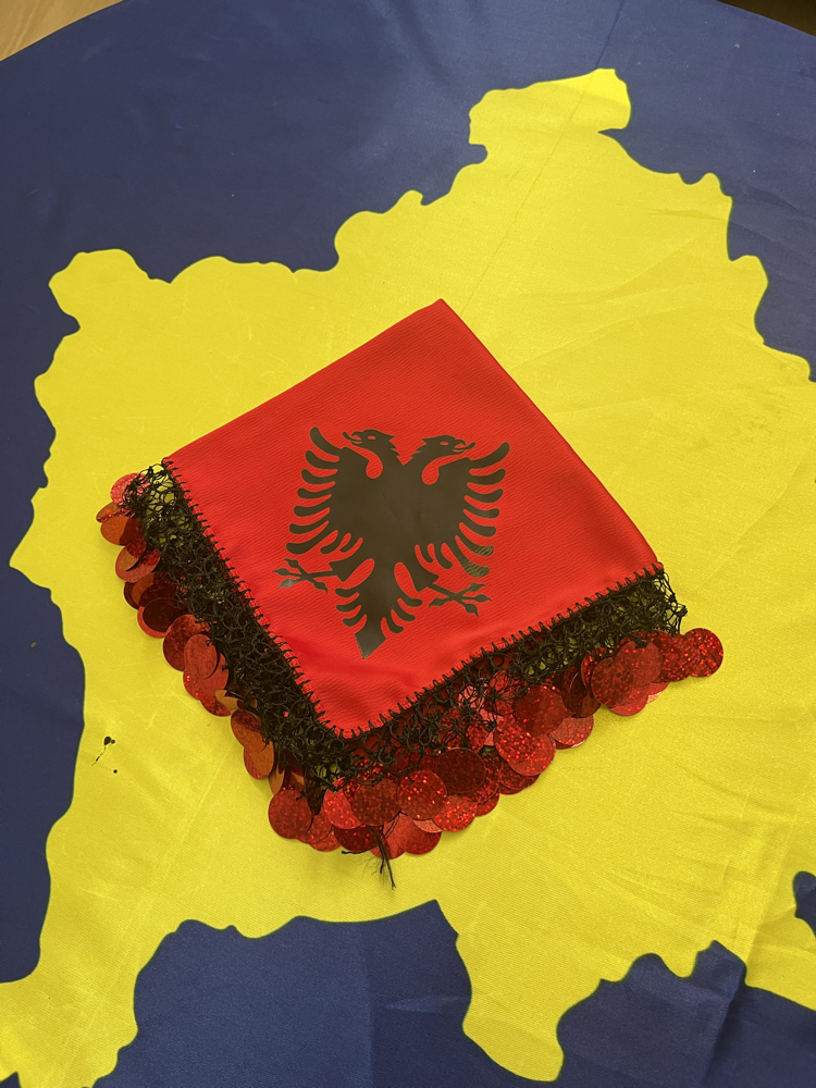 Arnavut Kırmızı Püsküllü Mendil