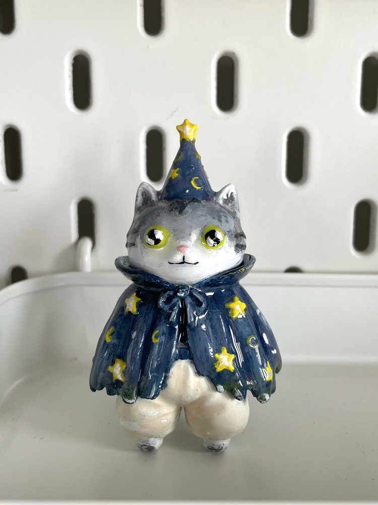 Büyücü kedi masa arkadaşı
