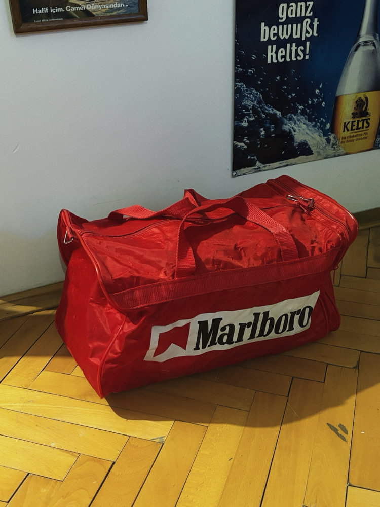 Orta boy Marlboro el valizi