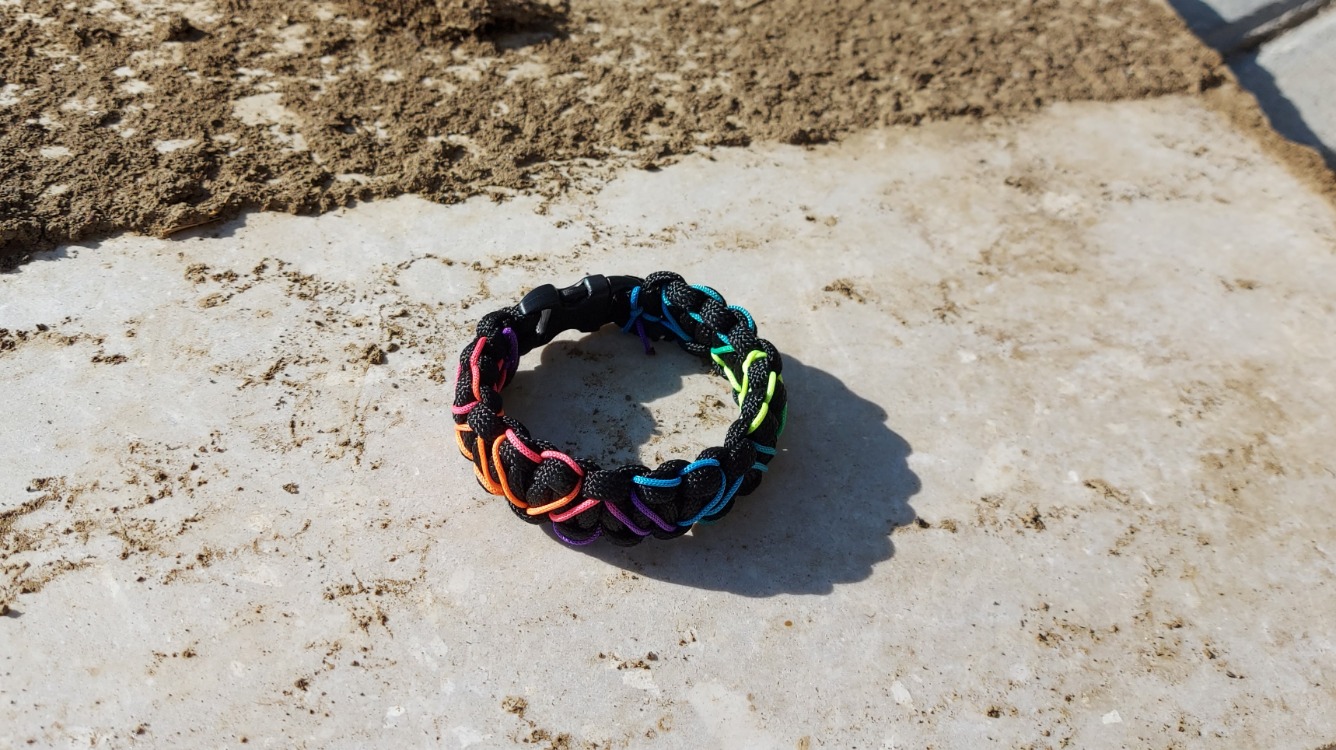 Siyah & Gökkuşağı Kalp Paracord Bileklik