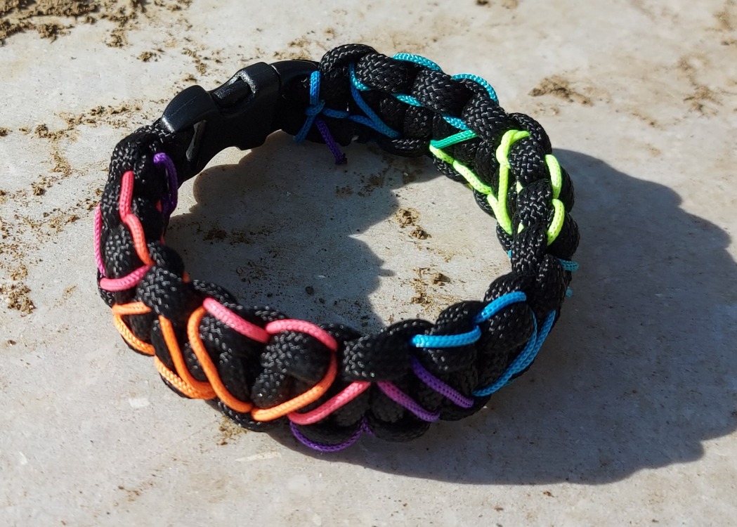 Siyah & Gökkuşağı Kalp Paracord Bileklik
