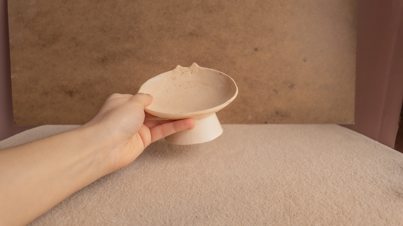El Yapımı Kulaklı Yükseltilmiş Seramik Kedi Mama Kabı — 14 cm | Kuimo