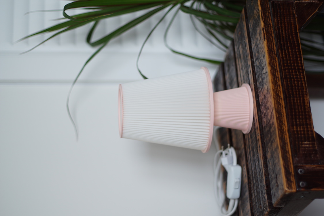 KushKafa Ola Bebe Pembe Masa Lambası – Minimal Dekoratif Çocuk Odası Aydınlatması