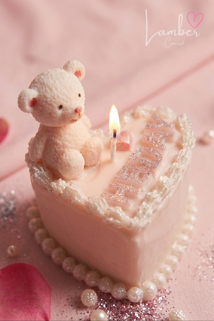 Ayıcıklı ve Kalp Şeklinde ‘Happy Birthday’ yazılı pasta mum
