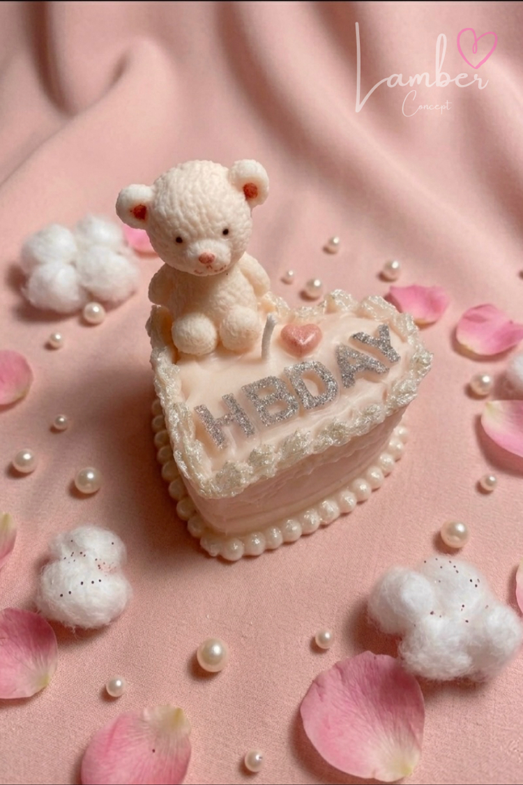 Ayıcıklı ve Kalp Şeklinde ‘Happy Birthday’ yazılı pasta mum