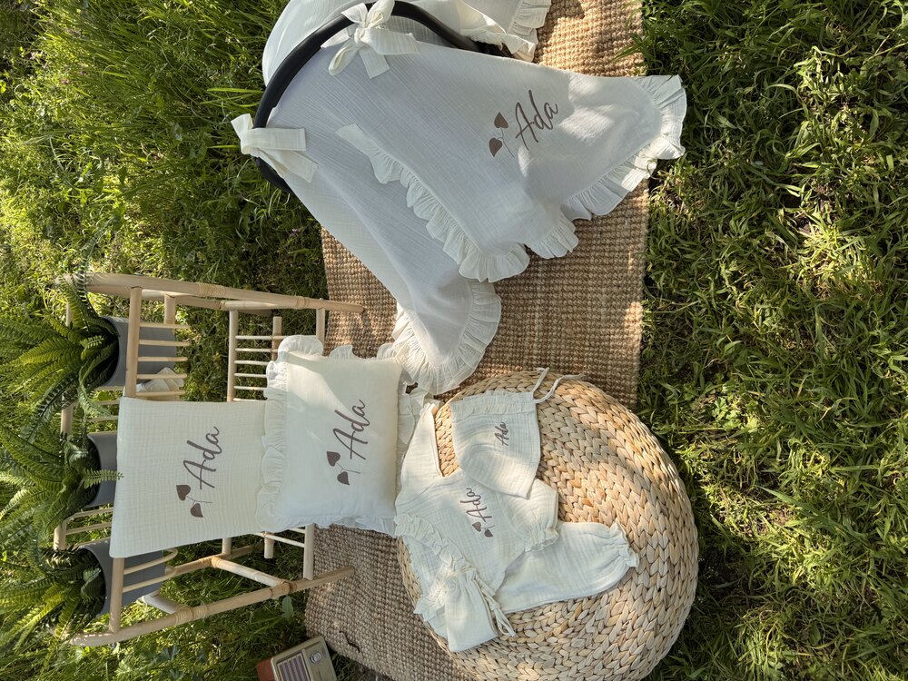 Müslin Bebek Seti - Yastık,Battaniye,Puset Örtüsü,Kruvaze Fırfırlı Yaka Tulum,Şapka,Eldiven