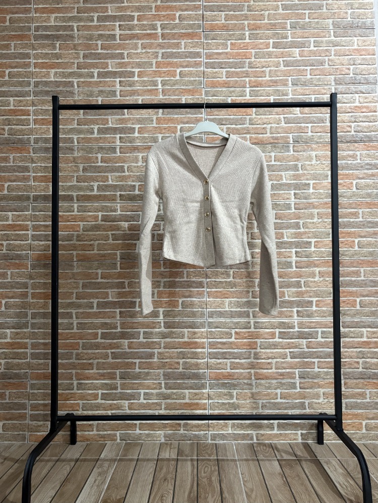Taş Rengi Triko Crop Hırka – Altın Düğme Detaylı