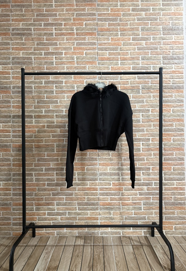 Siyah Kürk Detaylı Crop Hoodie – Fermuarlı Kapüşonlu