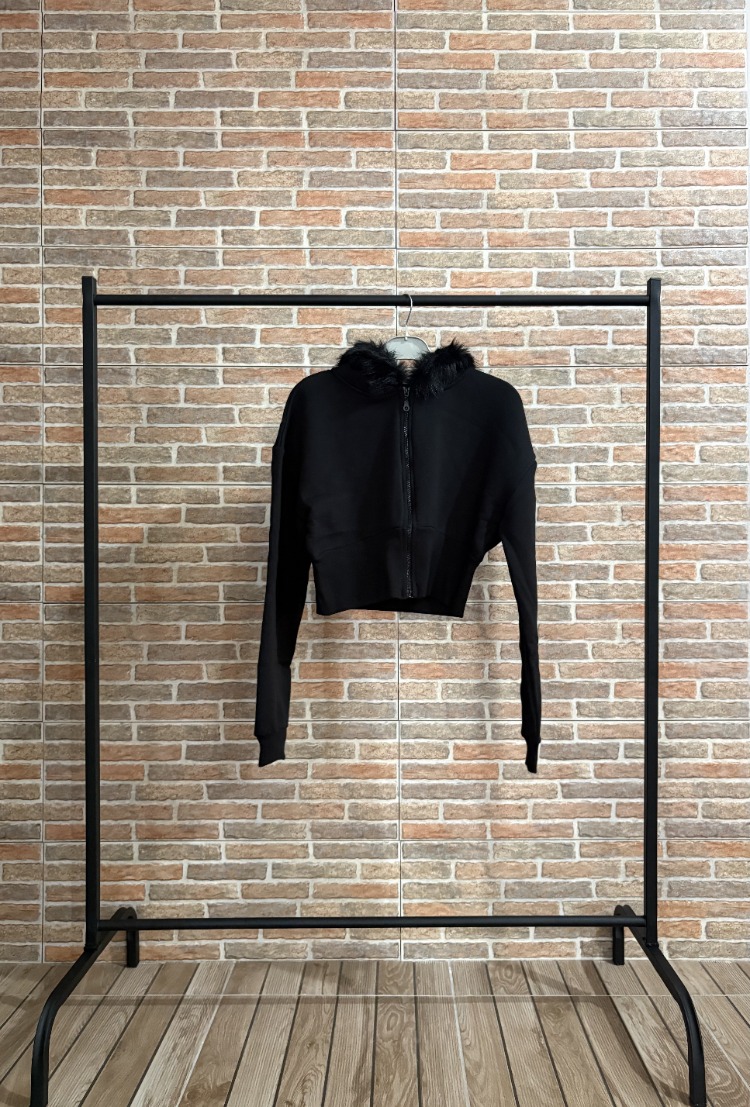 Siyah Kürk Detaylı Crop Hoodie – Fermuarlı Kapüşonlu
