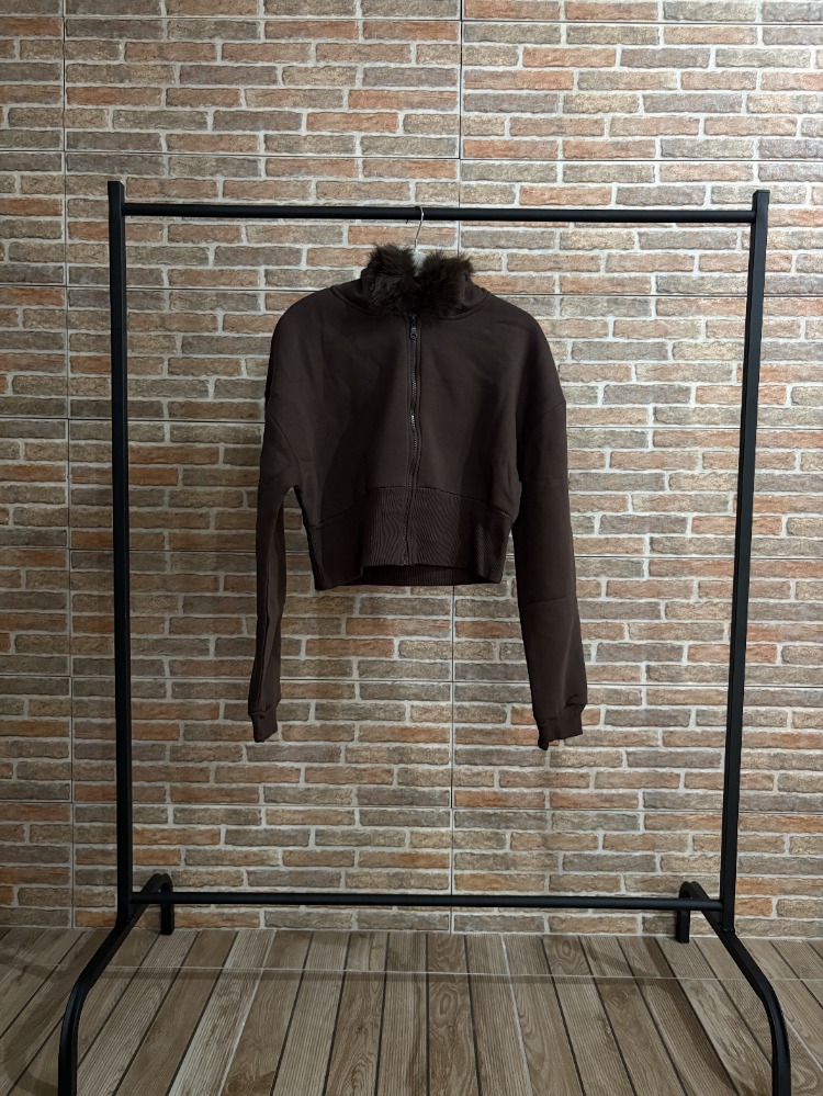 Kahverengi Kürk Detaylı Crop Hoodie – Fermuarlı Kapüşonlu