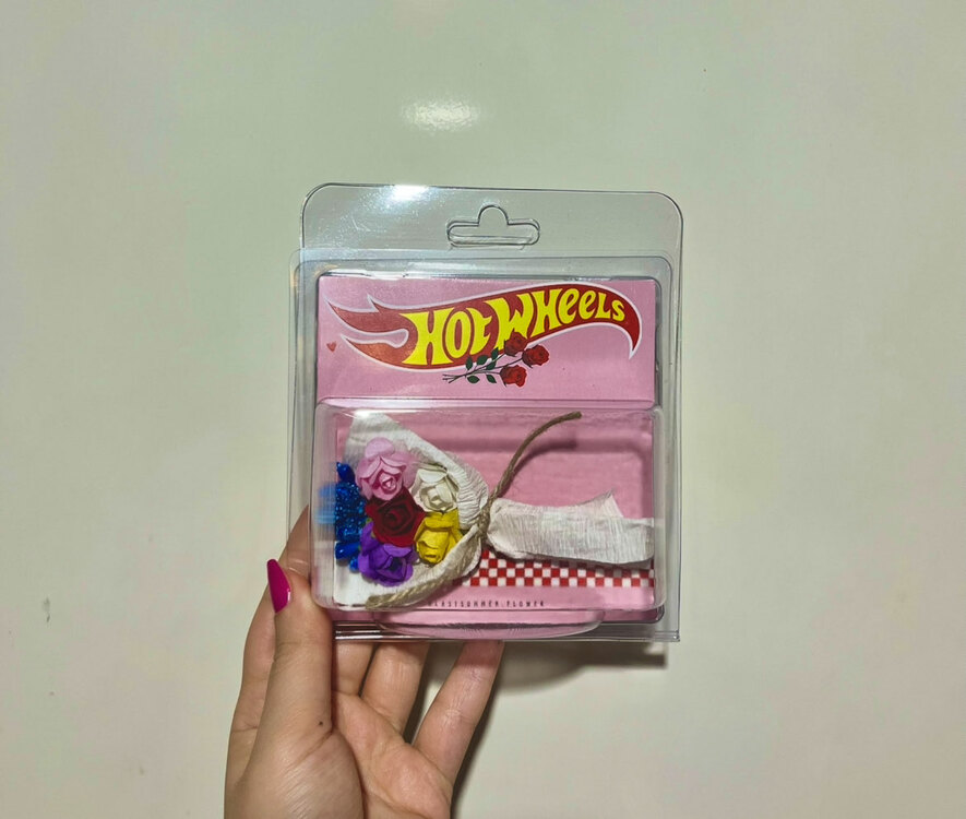 HOTWHEELS Çiçek Renkli Model 