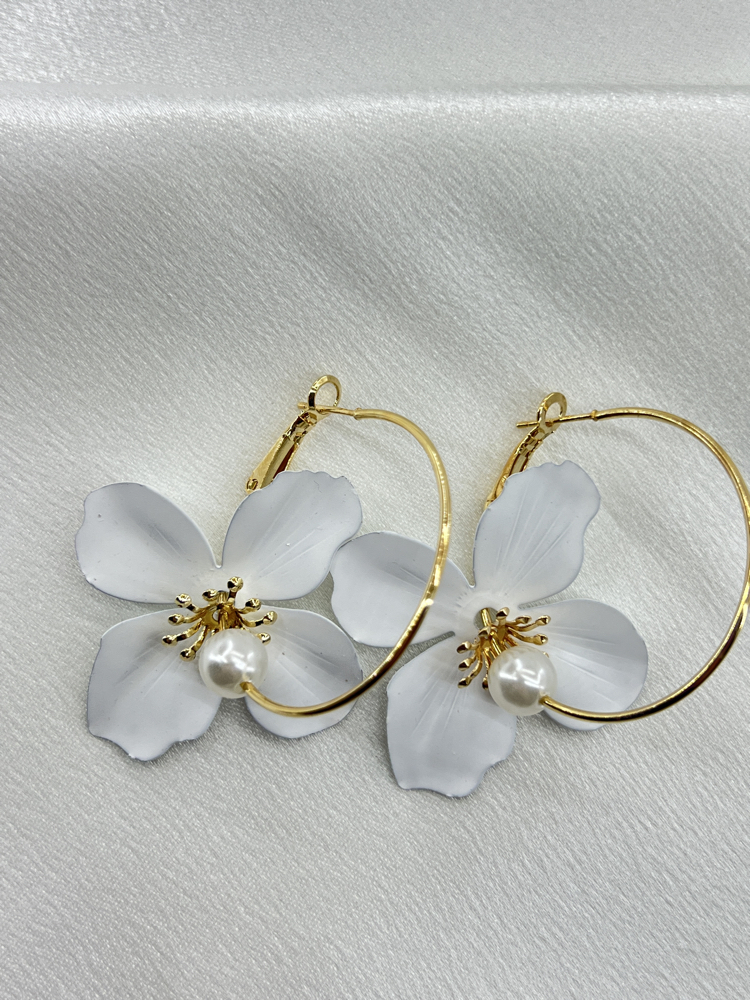 Gold Beyaz Çiçek Model Küpe