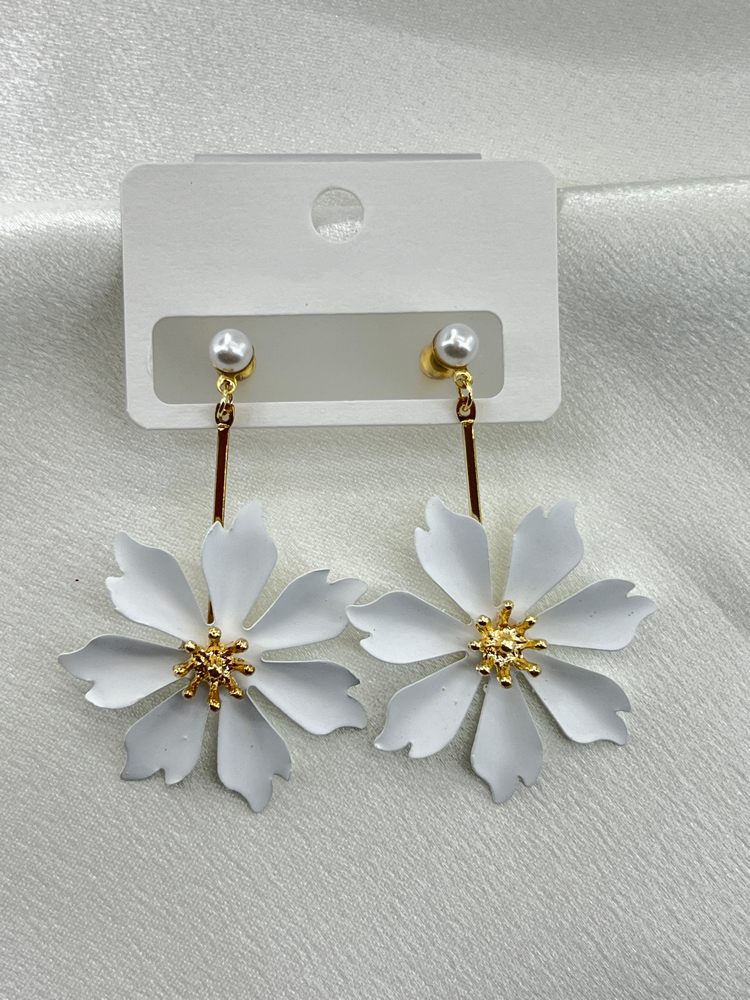Gold Beyaz Çiçek Model Küpe