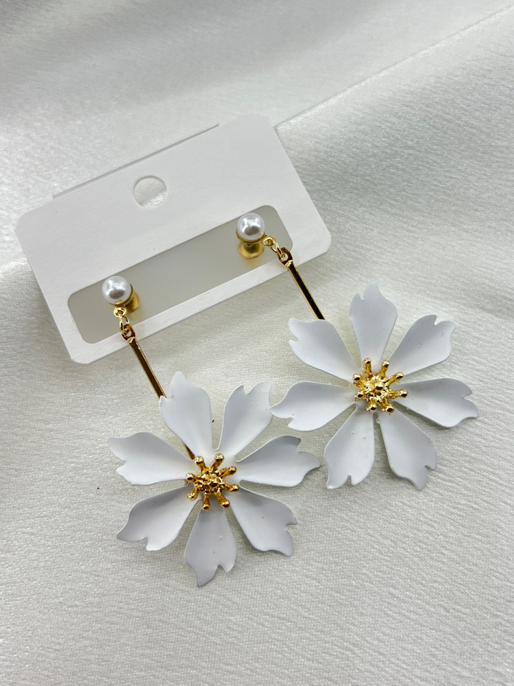 Gold Beyaz Çiçek Model Küpe