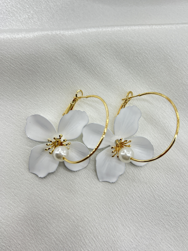Gold Beyaz Çiçek Model Küpe