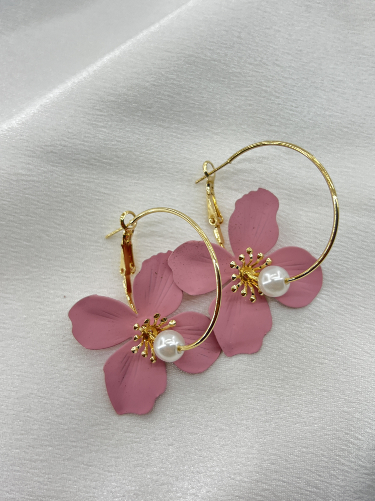 Gold Pembe Çiçek Model Küpe