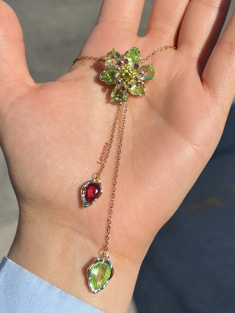 Swarovski Çiçek Model Asansörlü Çelik Kolye