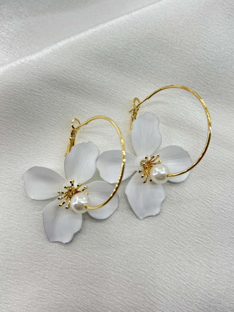 Gold Beyaz Çiçek Model Küpe